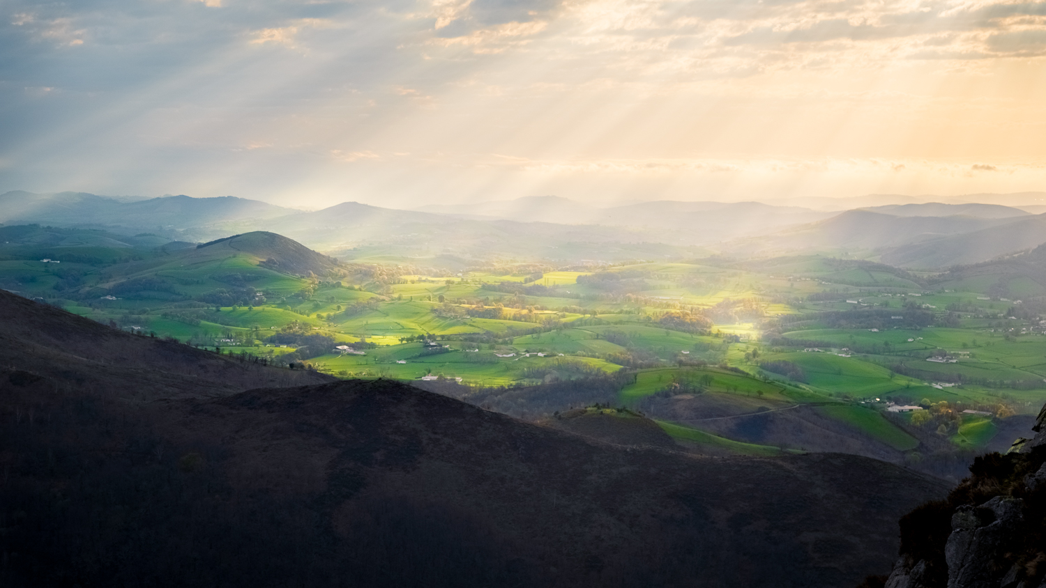 Lumière divine sur le Pays Basque